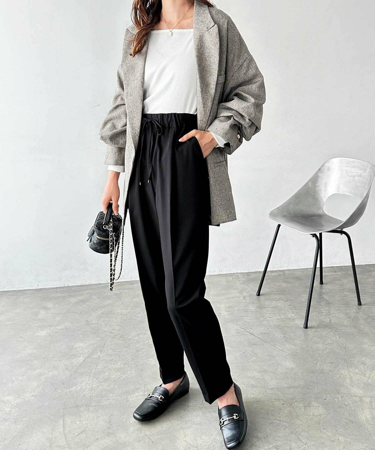 モノトーンコーデの女性