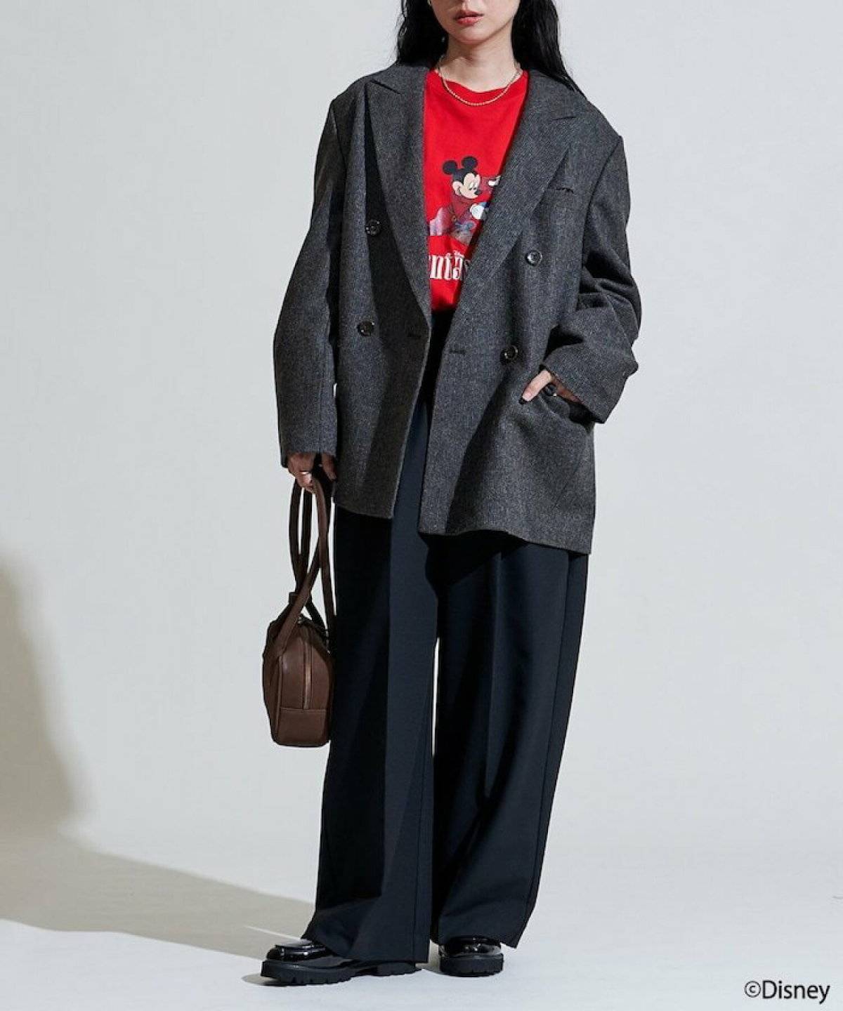 パンツコーデの女性