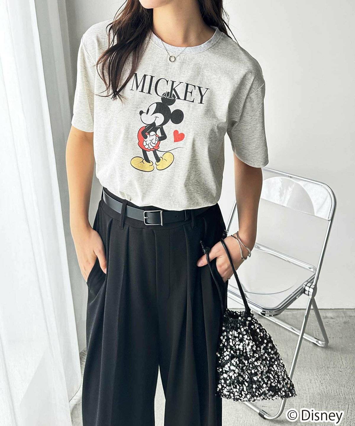 パンツコーデの女性