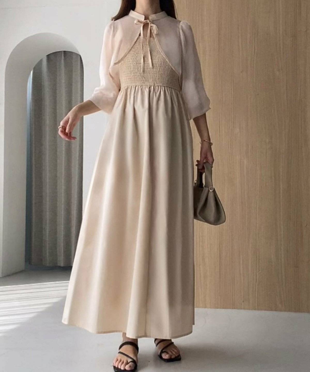 ワンピースコーデの女性