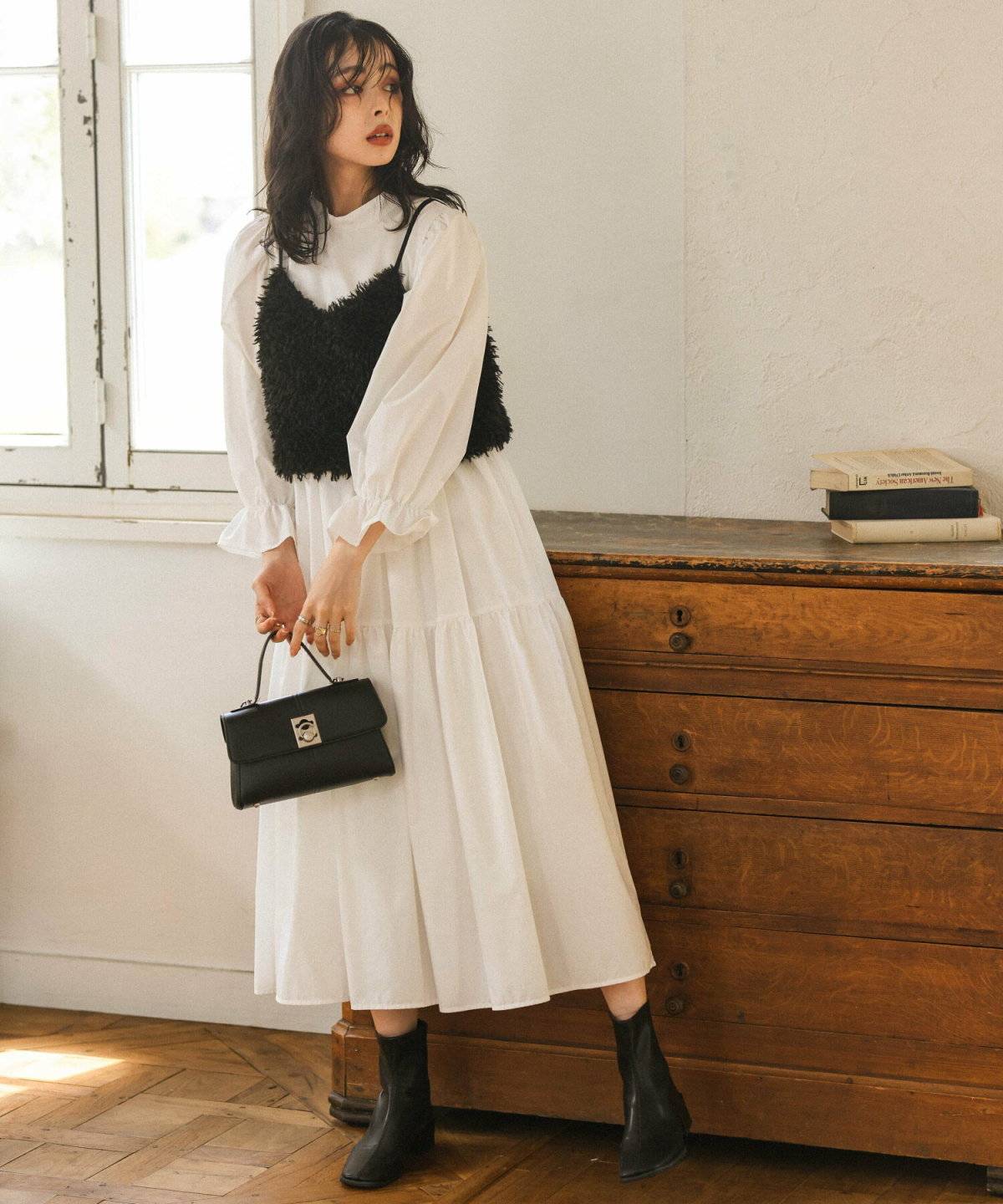 モノトーンコーデの女性