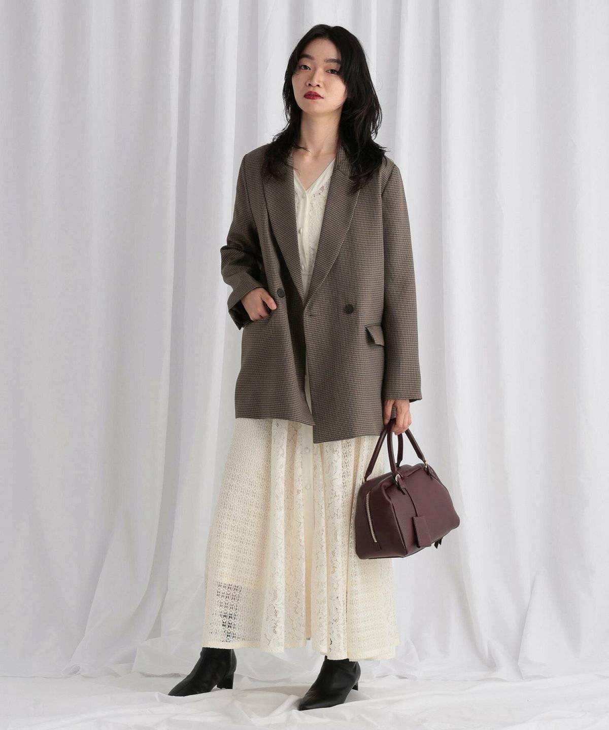 ワンピースコーデの女性