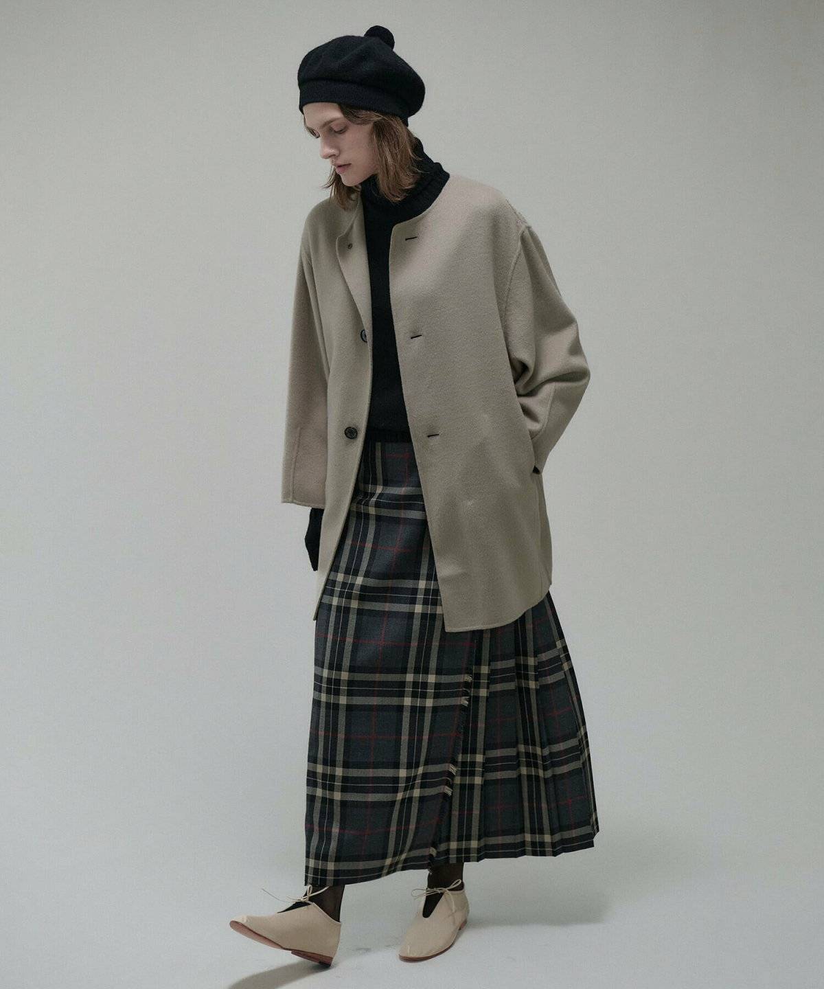 スカートコーデの女性