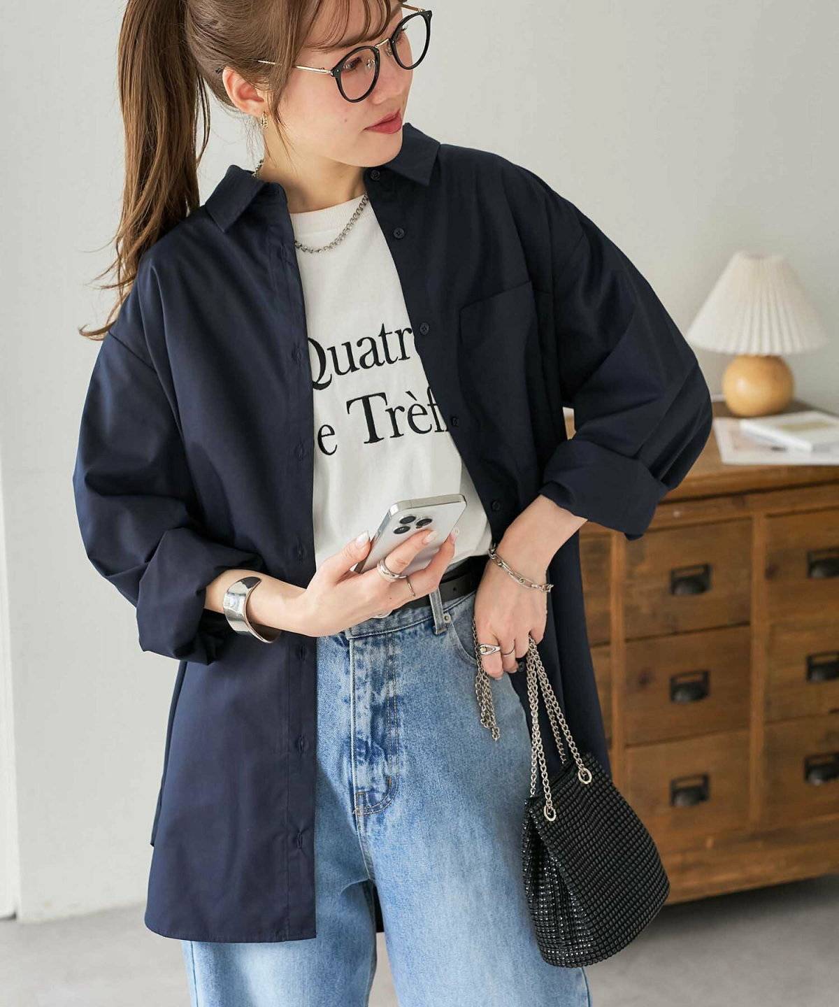 パンツコーデの女性