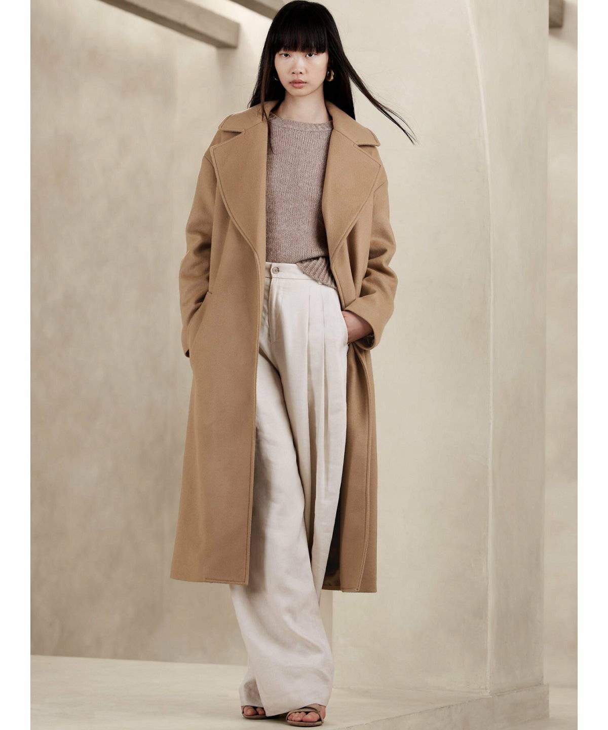 パンツコーデの女性