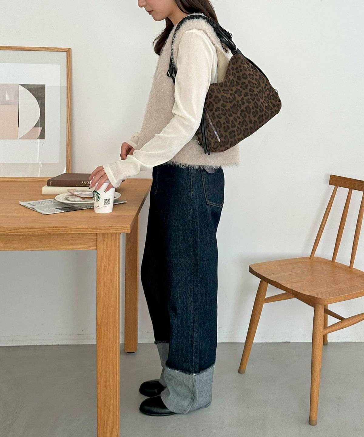 パンツコーデの女性