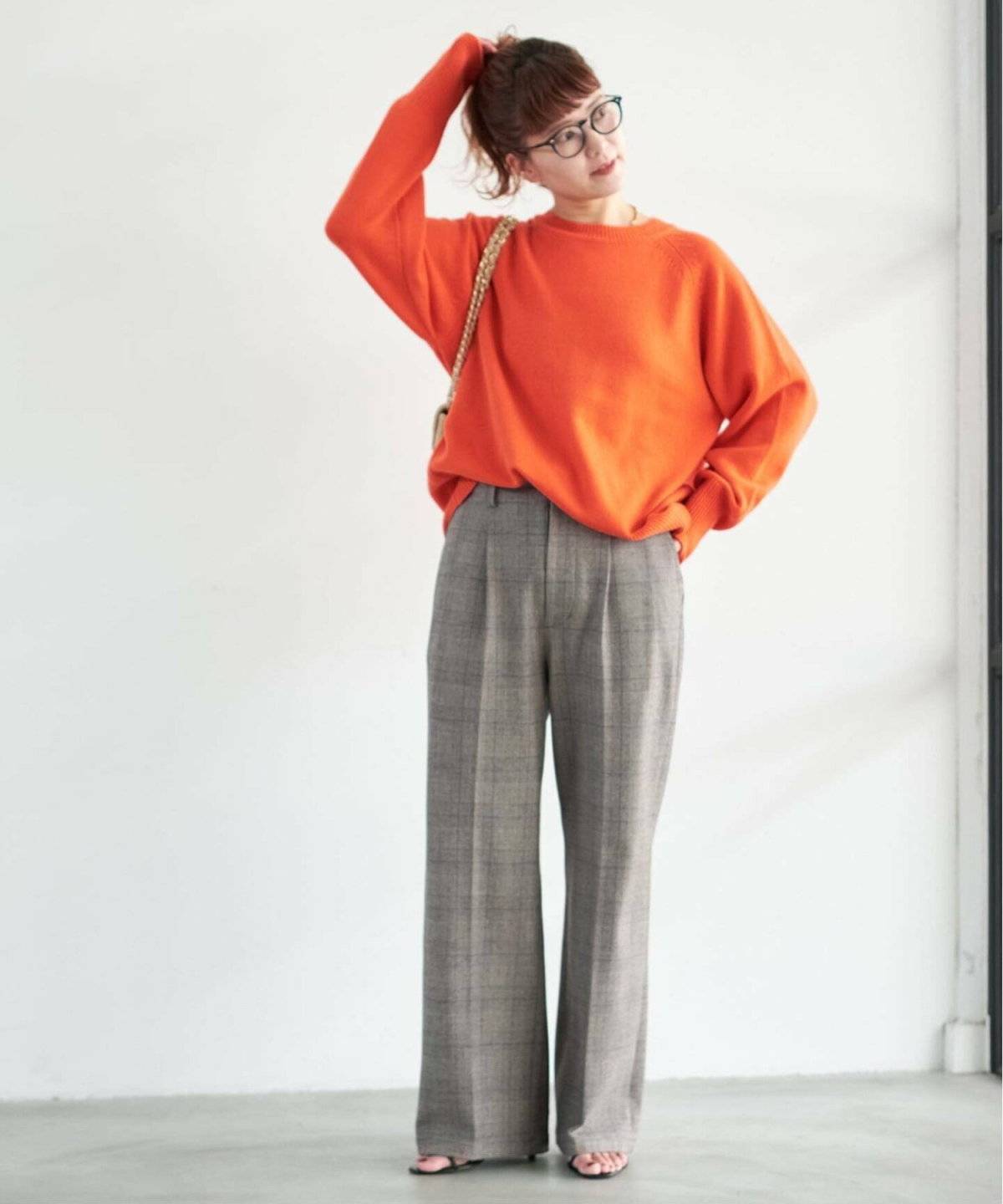 パンツコーデの女性