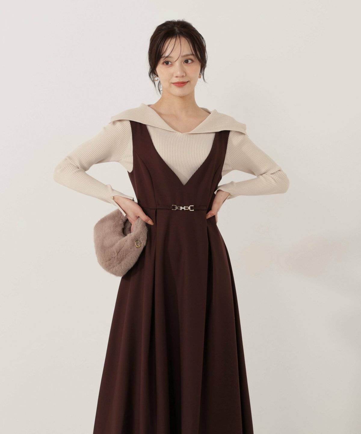 ワンピースコーデの女性