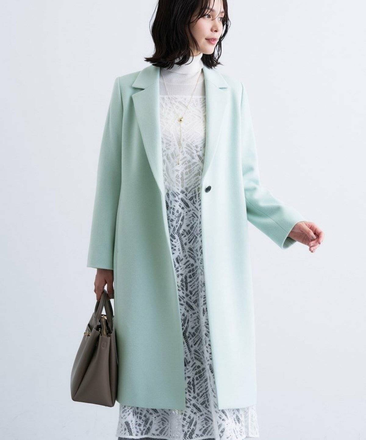 ワンピースコーデの女性