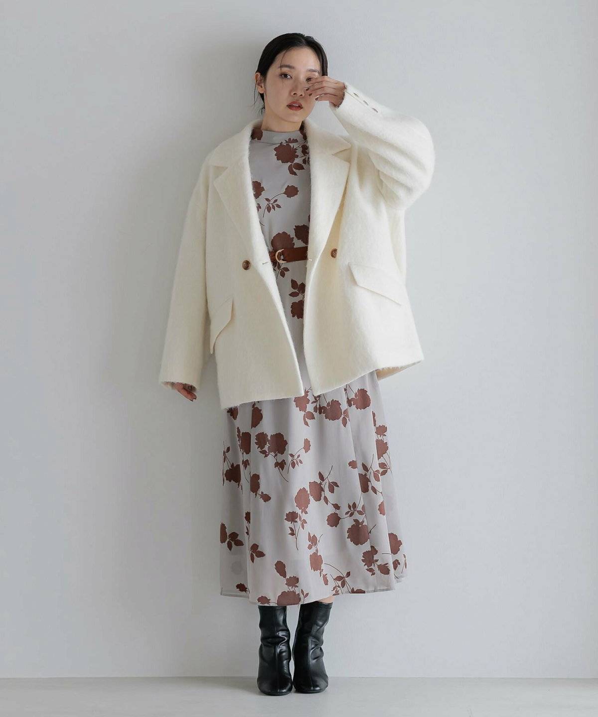 ワンピースコーデの女性