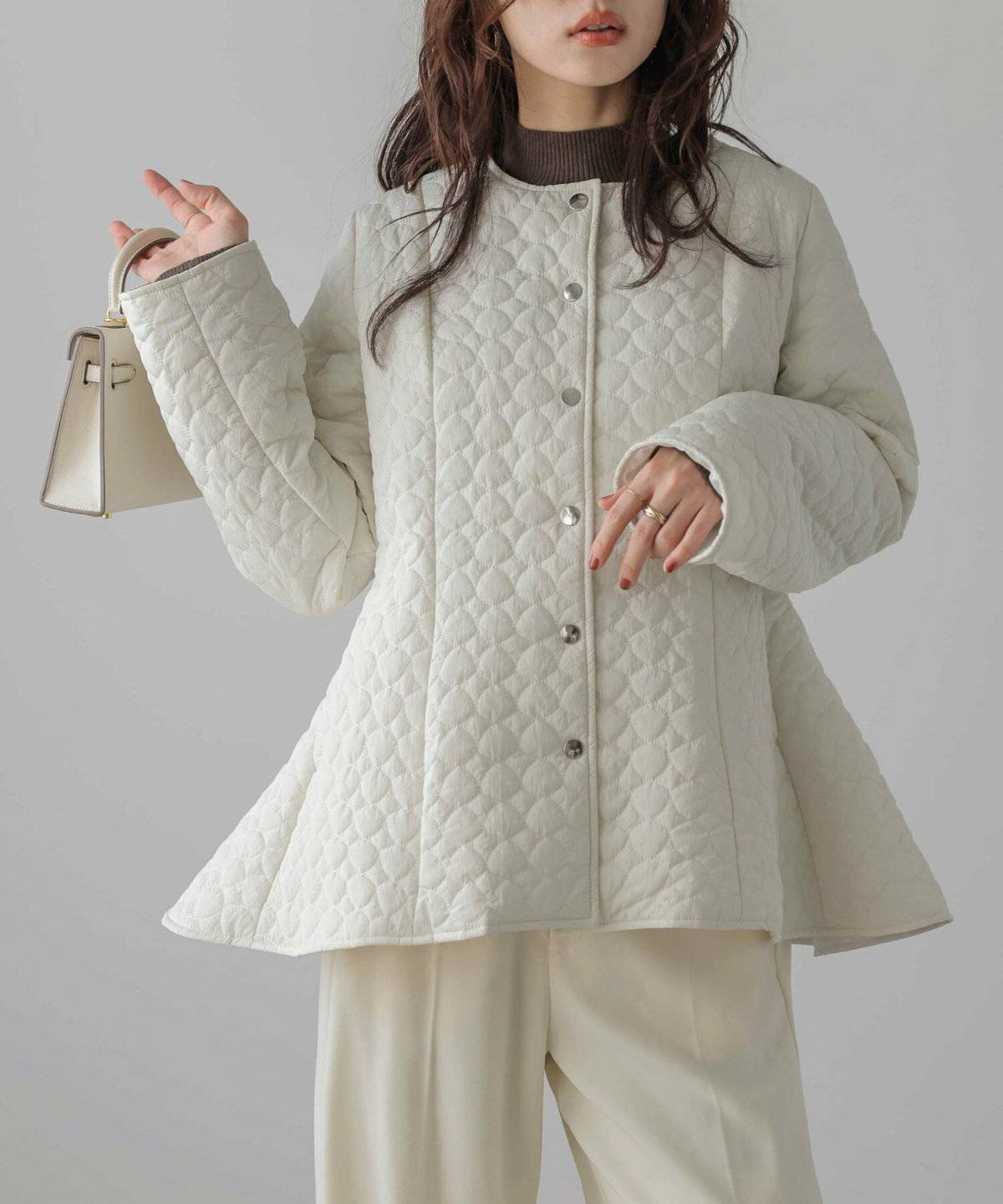 パンツコーデの女性