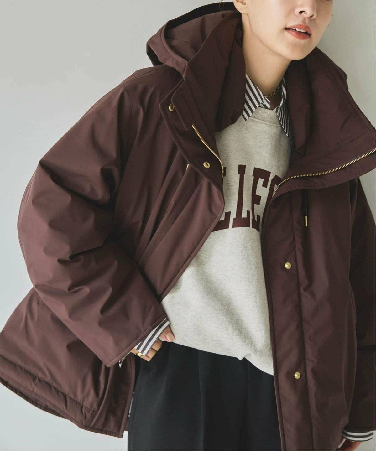 パンツコーデの女性