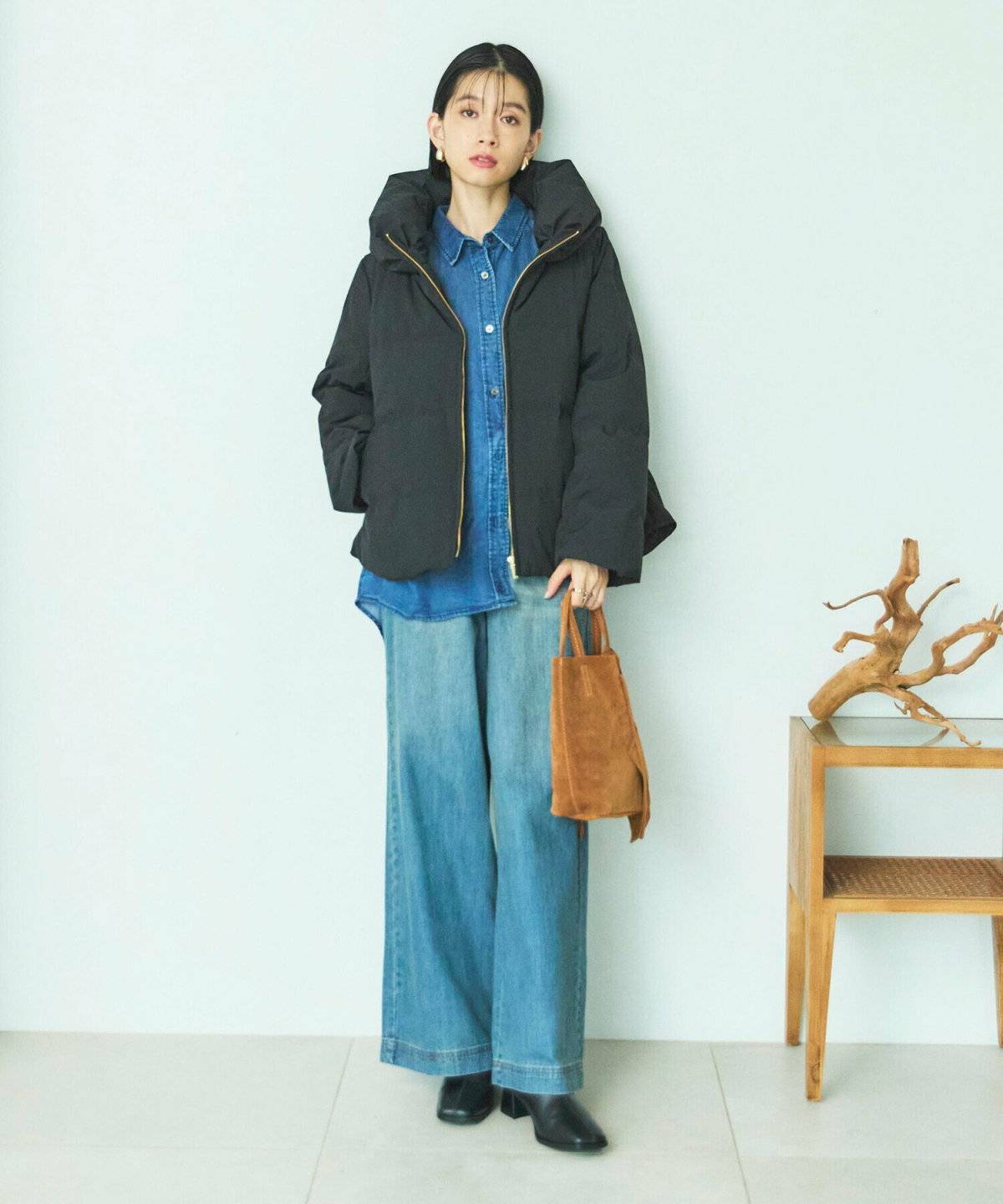 パンツコーデの女性