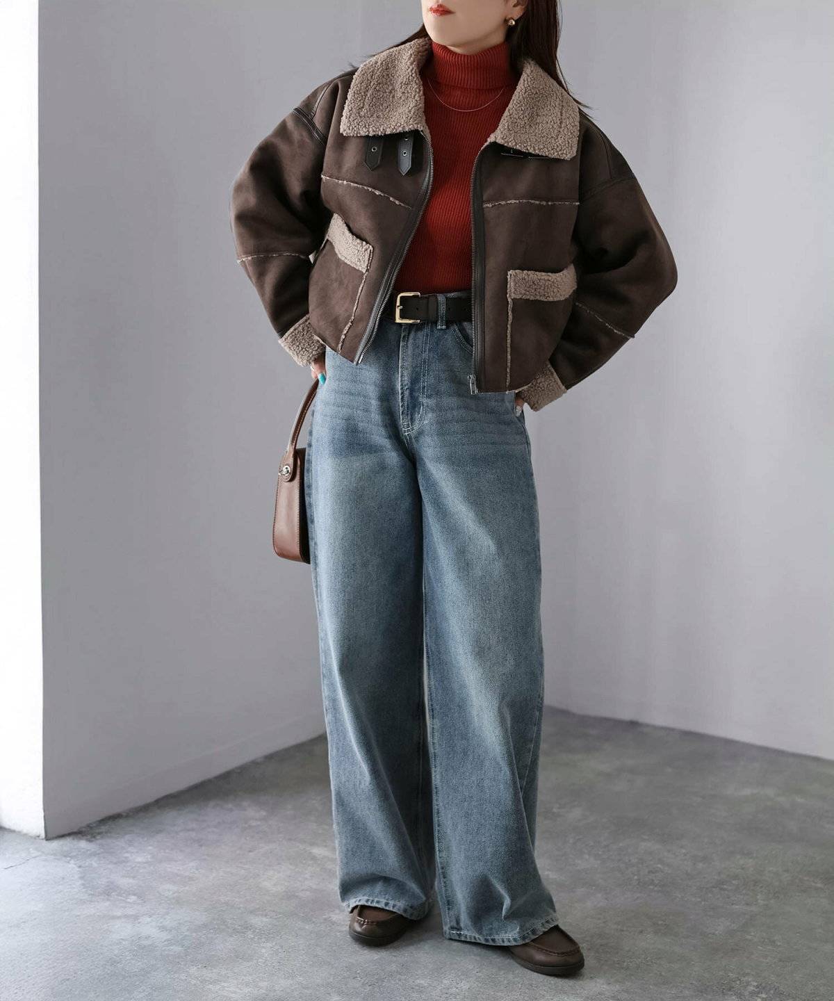 パンツコーデの女性