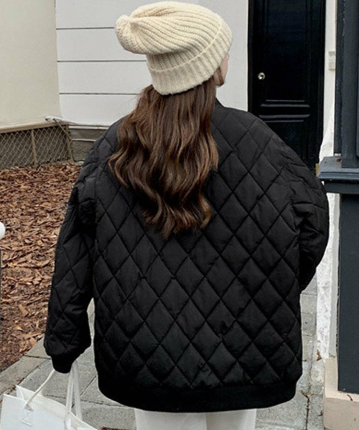 キルティングコートコーデの女性