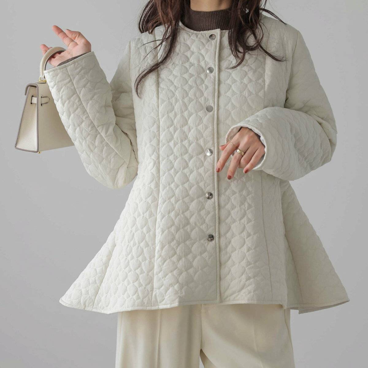 パンツコーデの女性