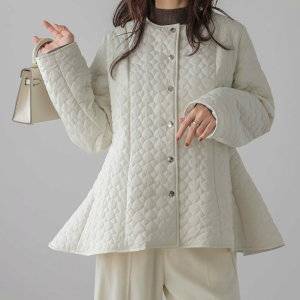  パンツコーデの女性 