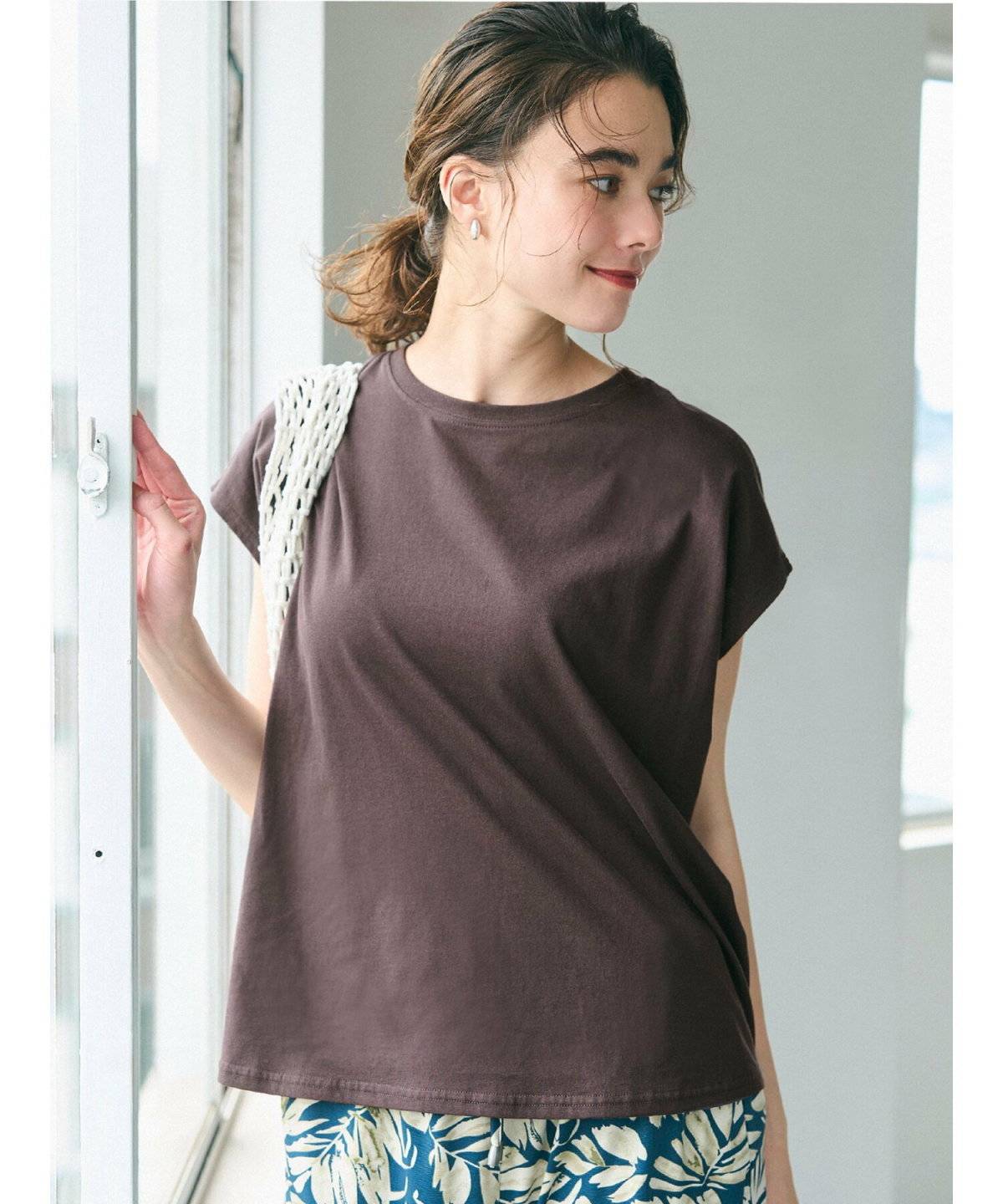 パンツコーデの女性