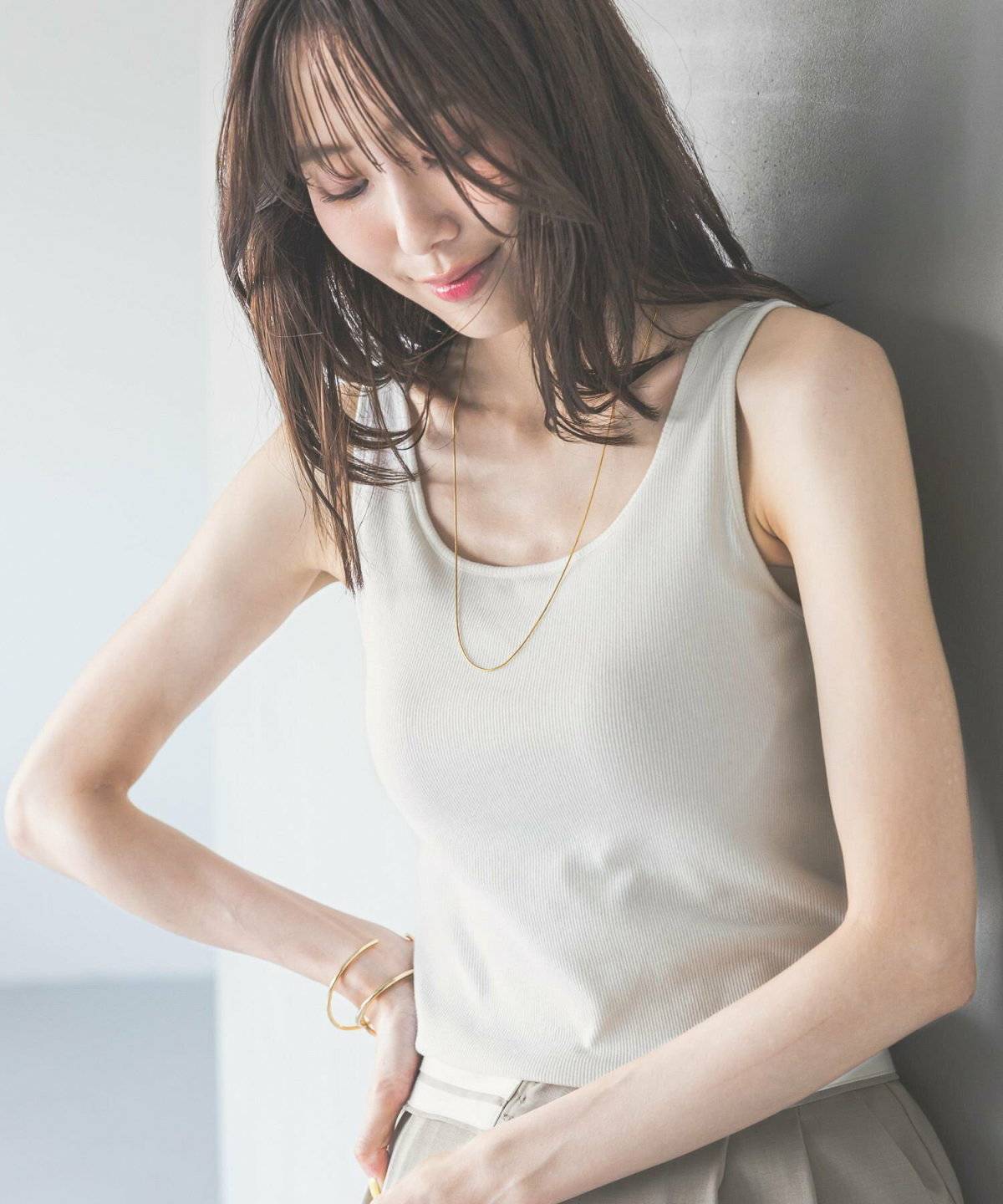 タンクトップを着た女性