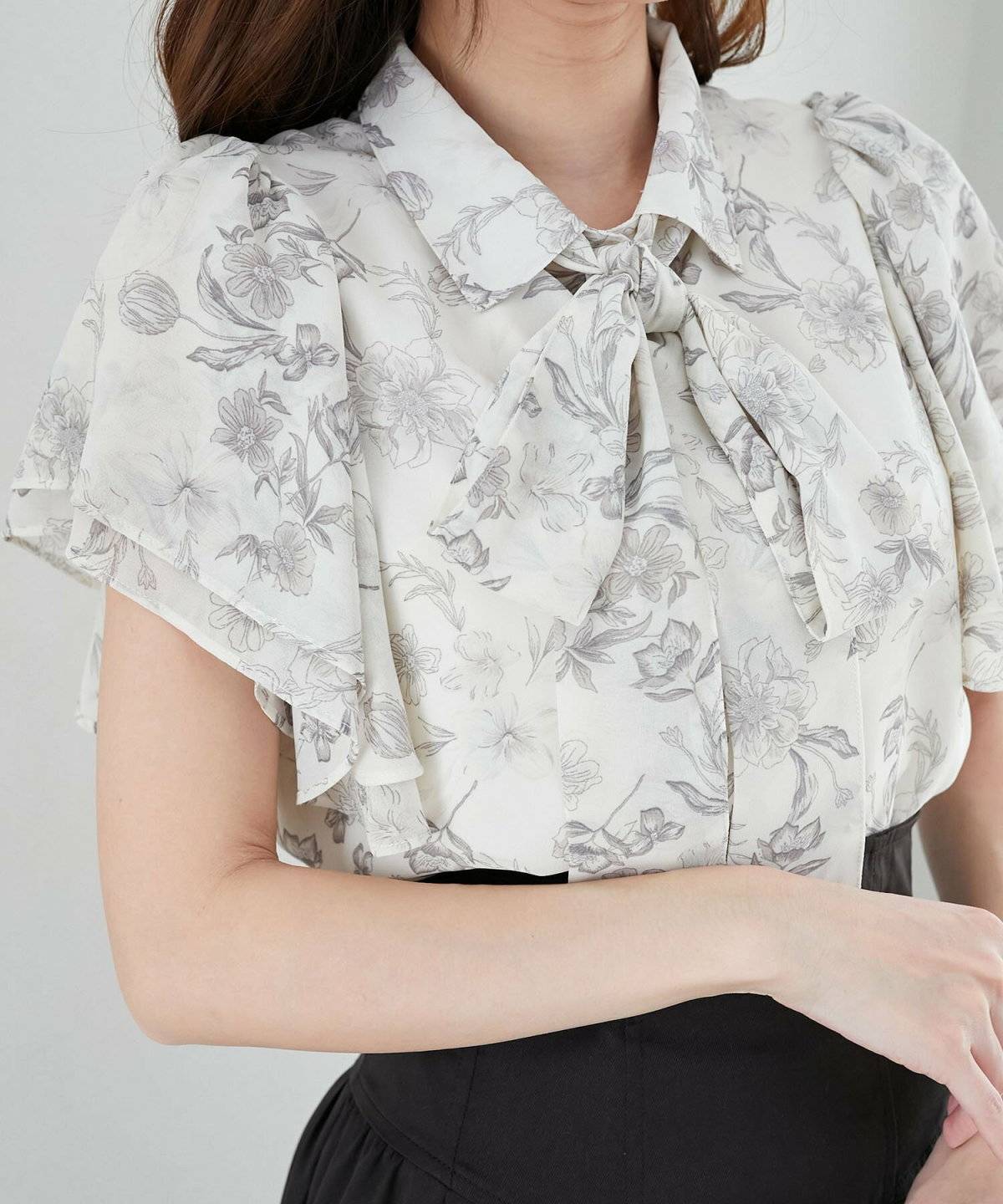 花柄のブラウスコーデ