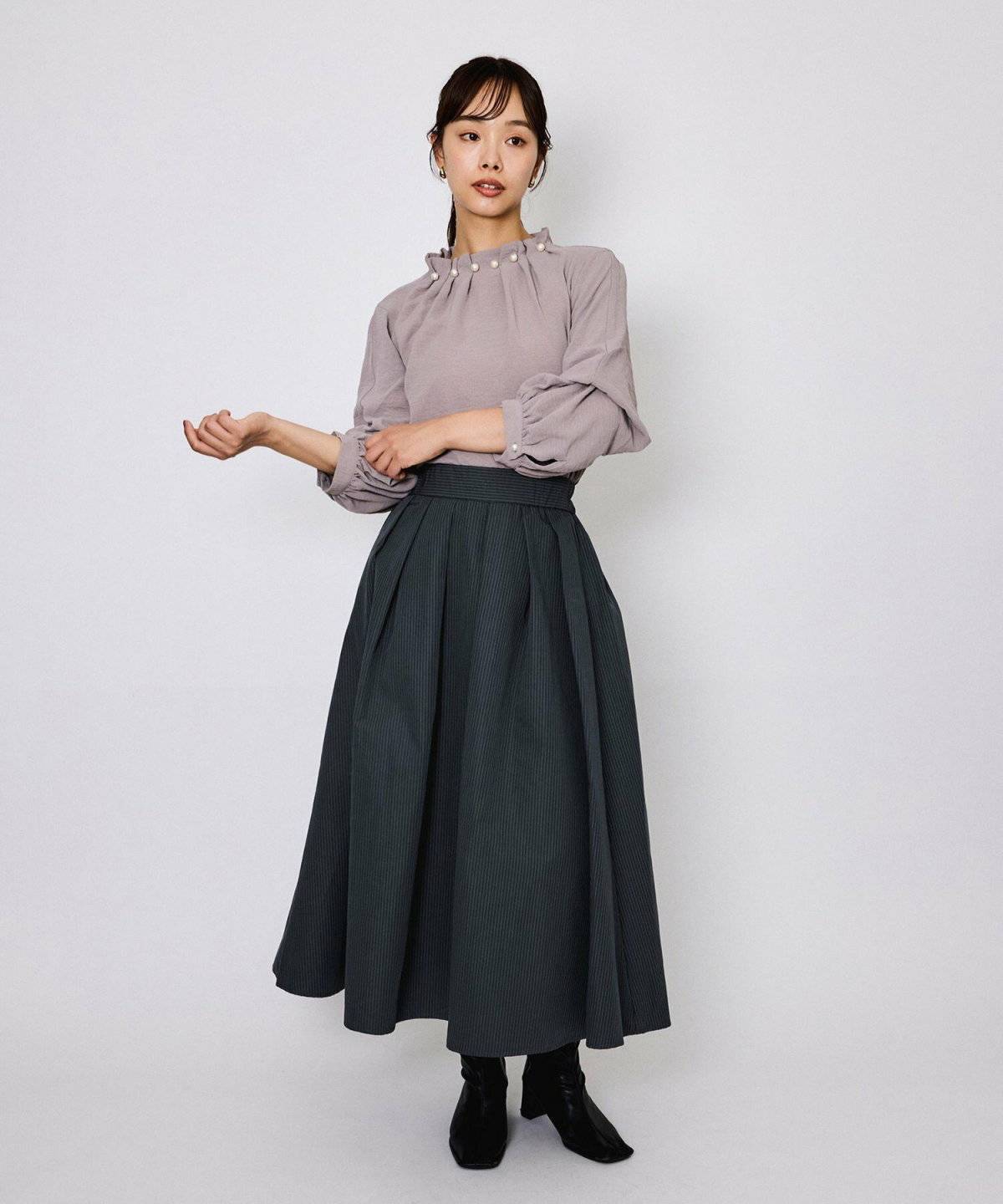 スカートコーデの女性