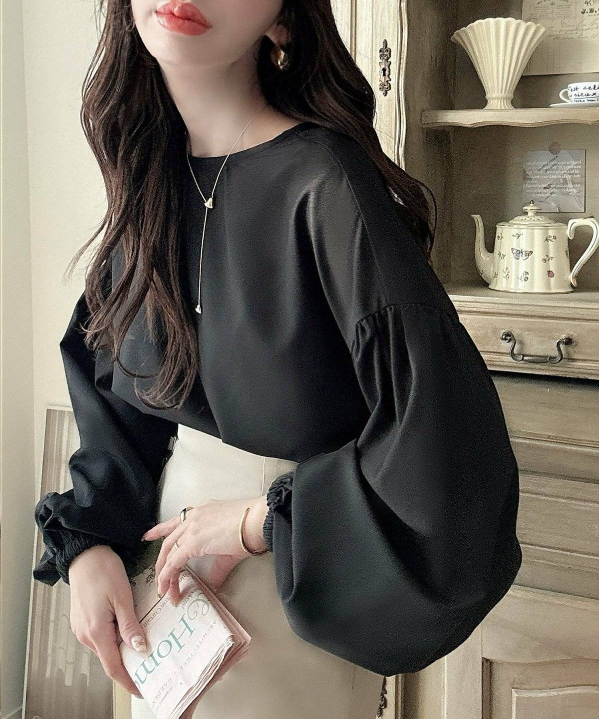 ブラウスコーデの女性