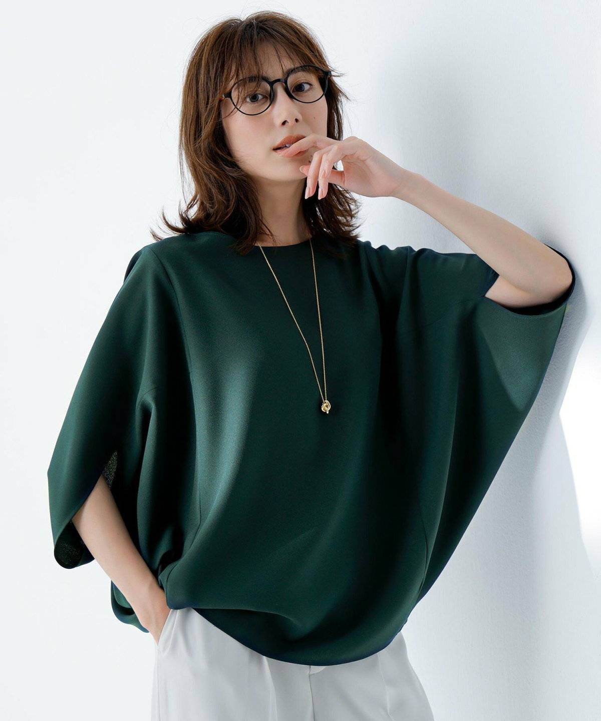 パンツコーデの女性