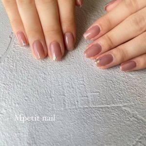  ピンクベージュ×ラメのネイルデザイン 
