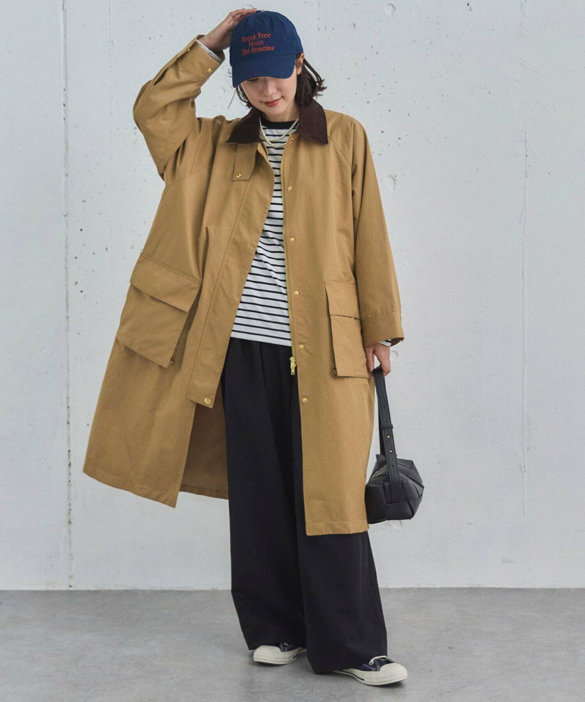 ボーダー柄トップスにアウターを羽織った女性