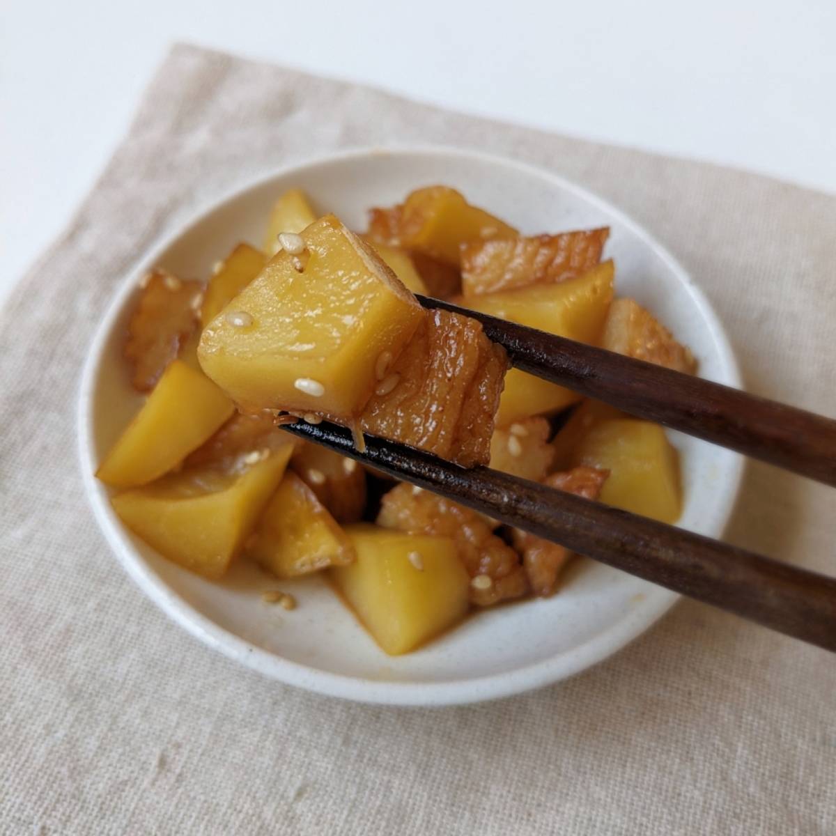 JAグループ公式の「揚げじゃがいもとさつま揚げの甘辛絡め」のレシピ