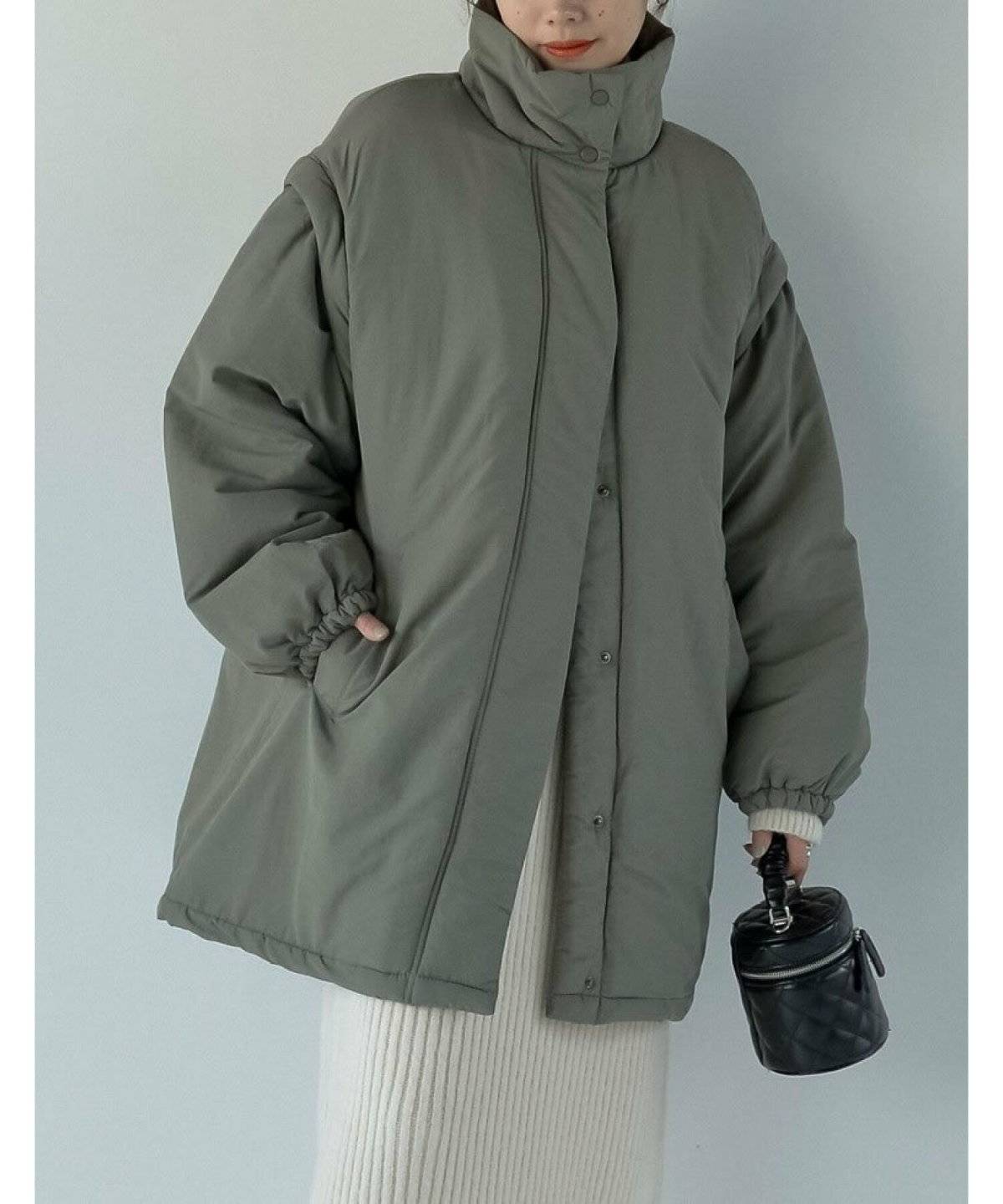 ニットワンピースにダウンを羽織った女性