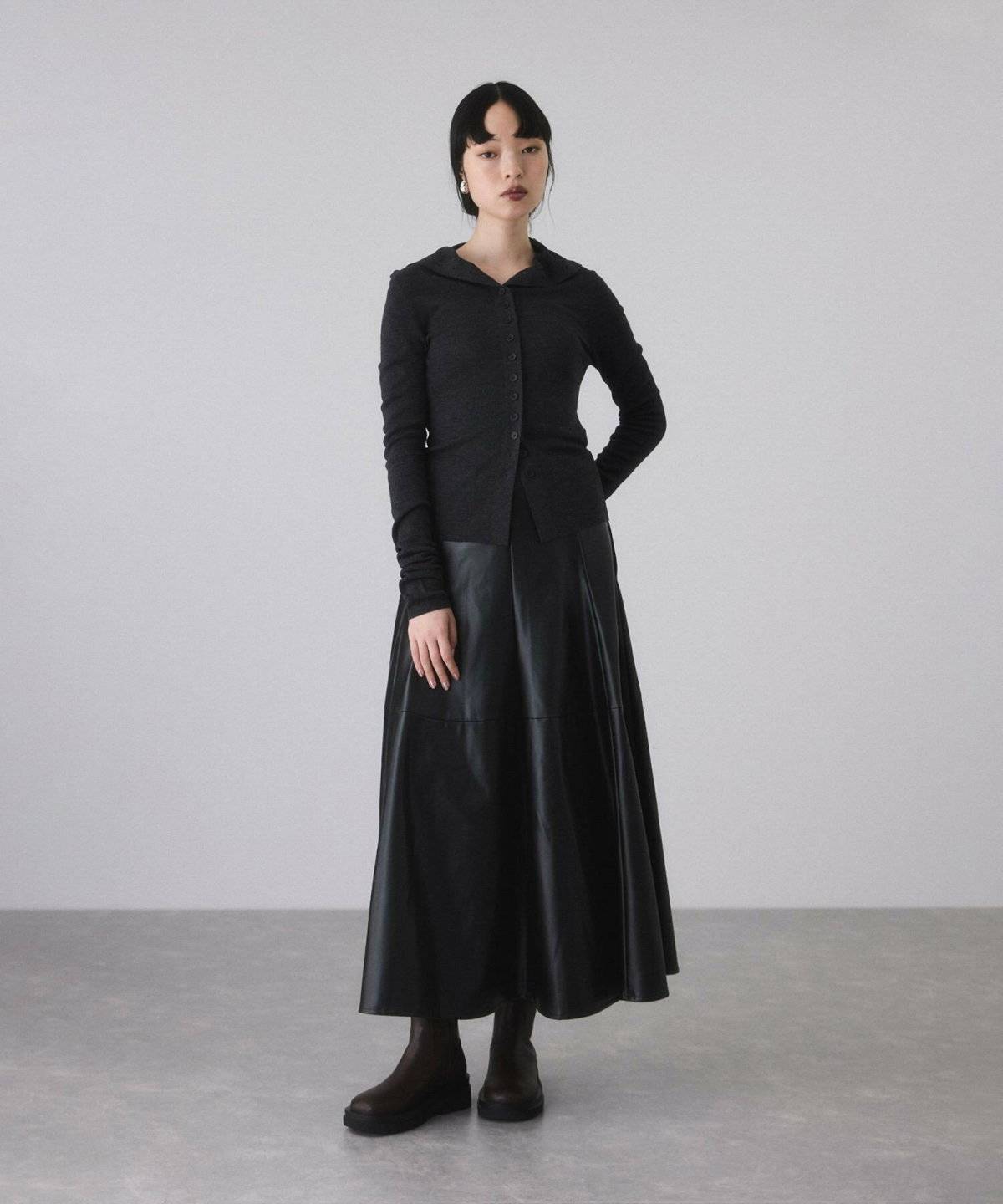 オールブラックコーデの女性