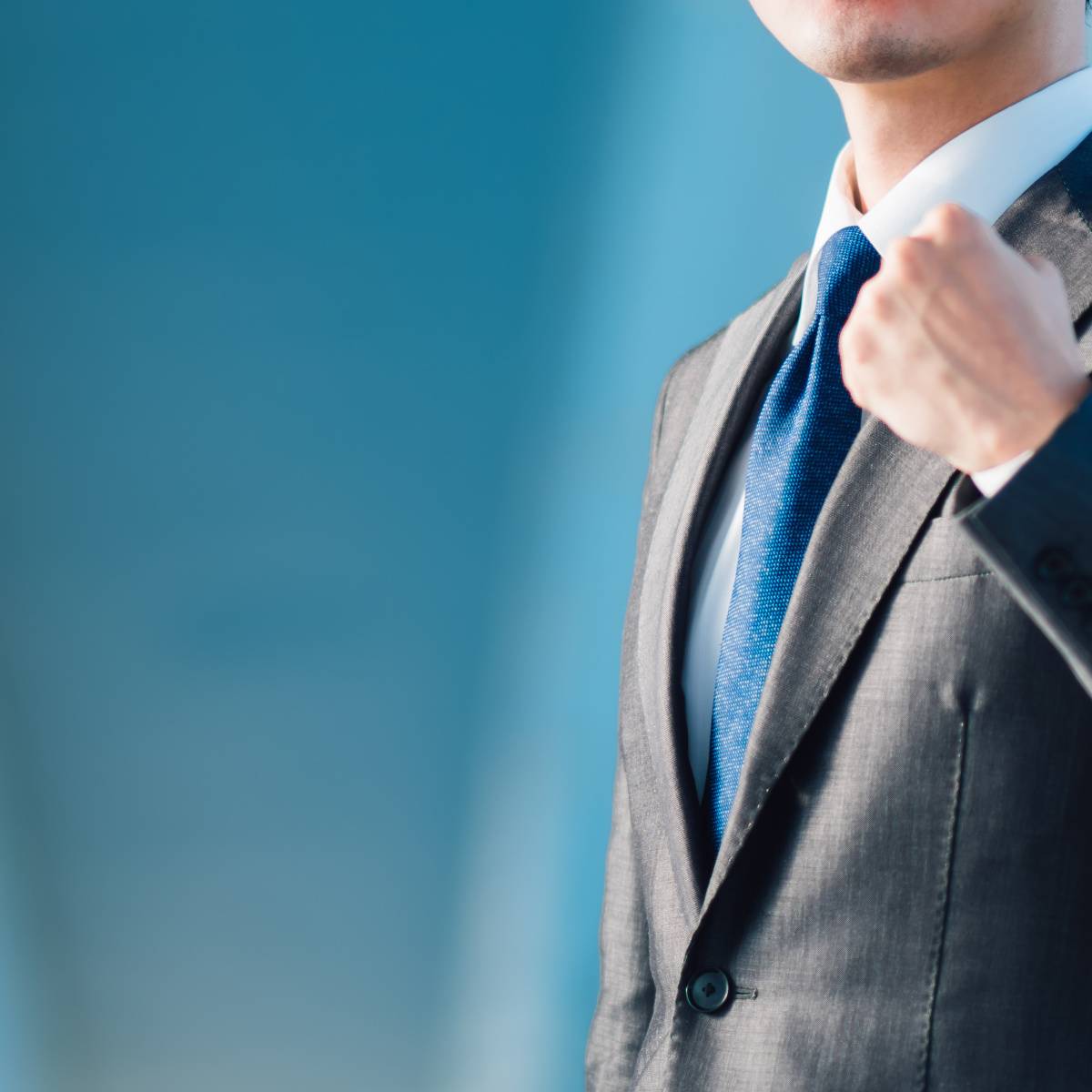 ガッツポーズをする人