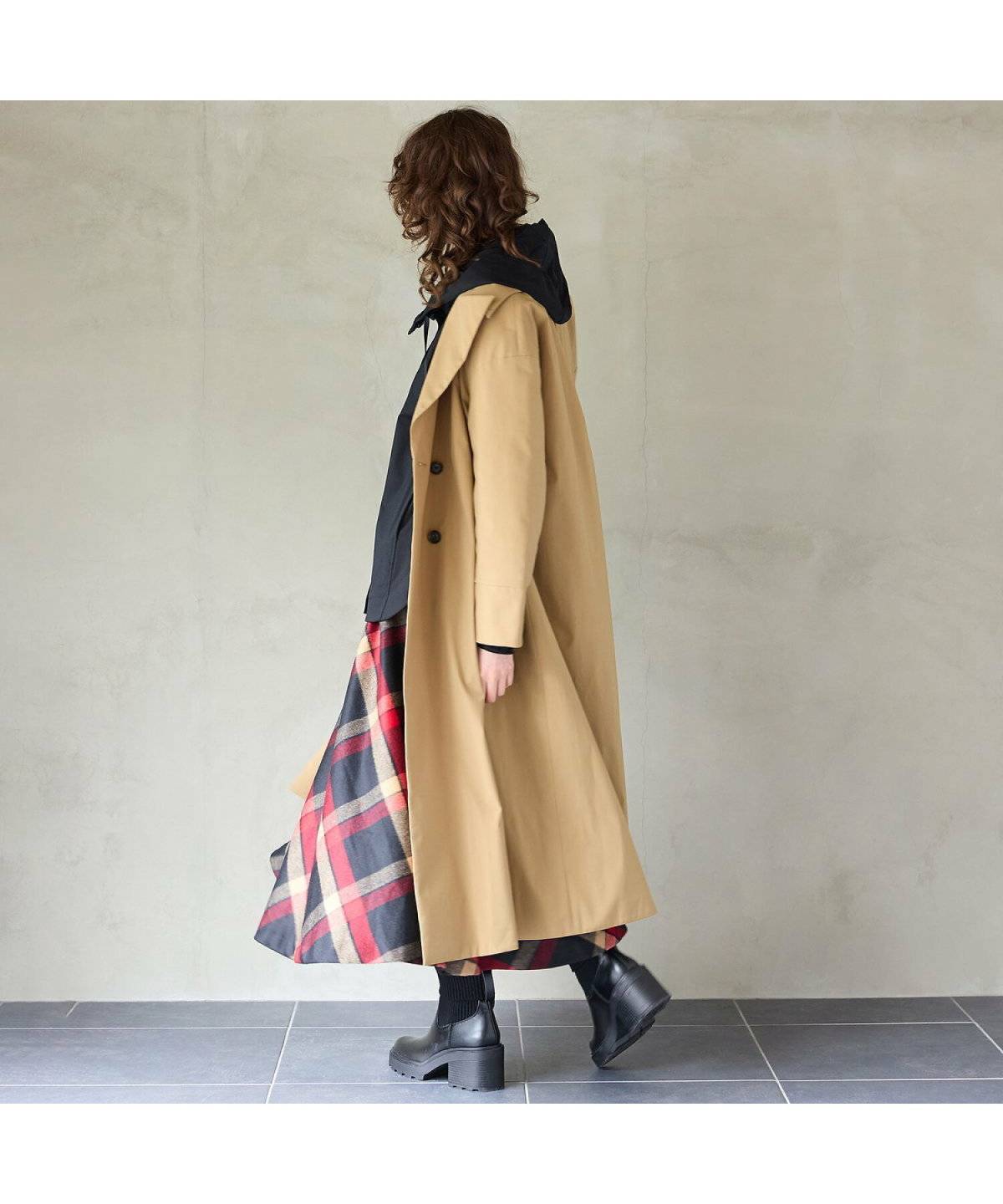 チェック柄スカートコーデの女性