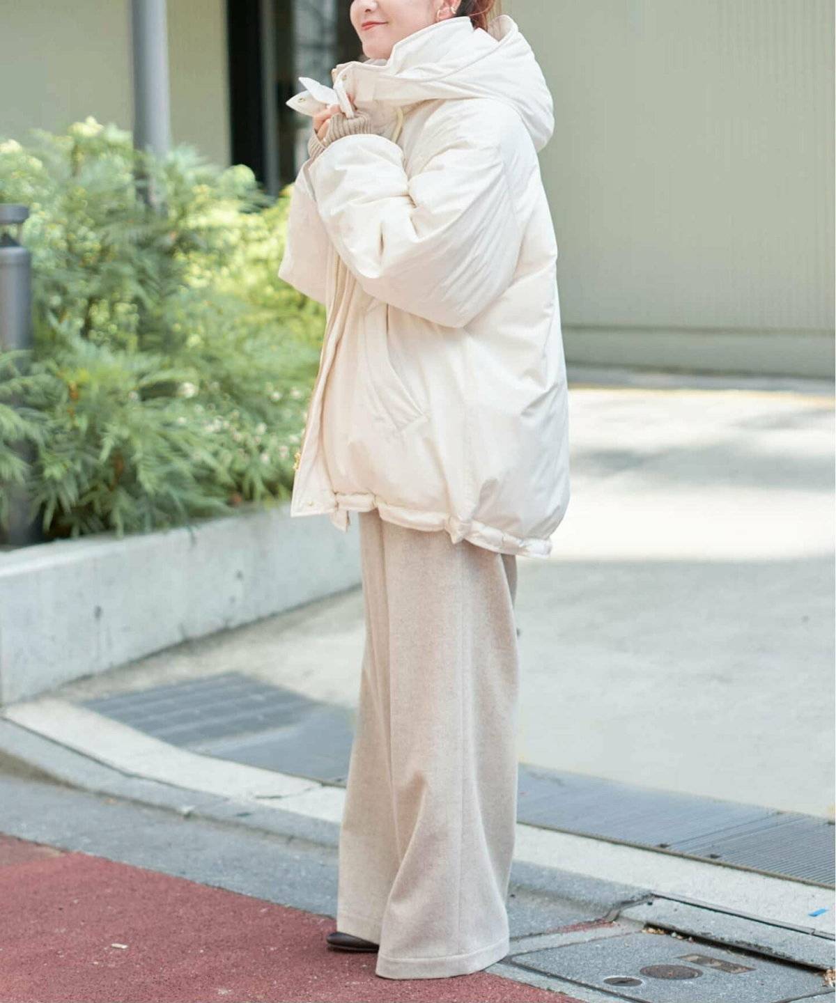 オールホワイトコーデの女性