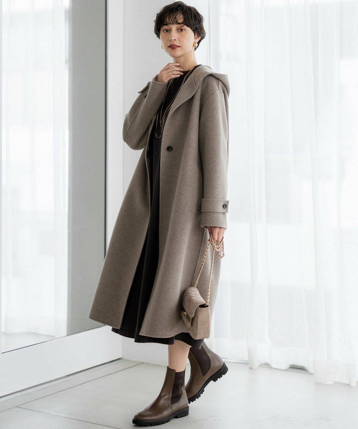ブラウンのワントーンコーデの女性