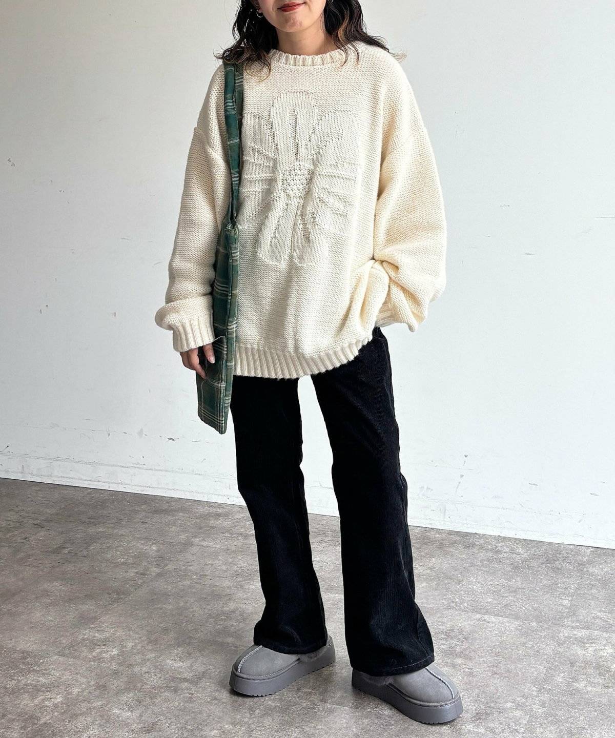 モノトーンコーデの女性