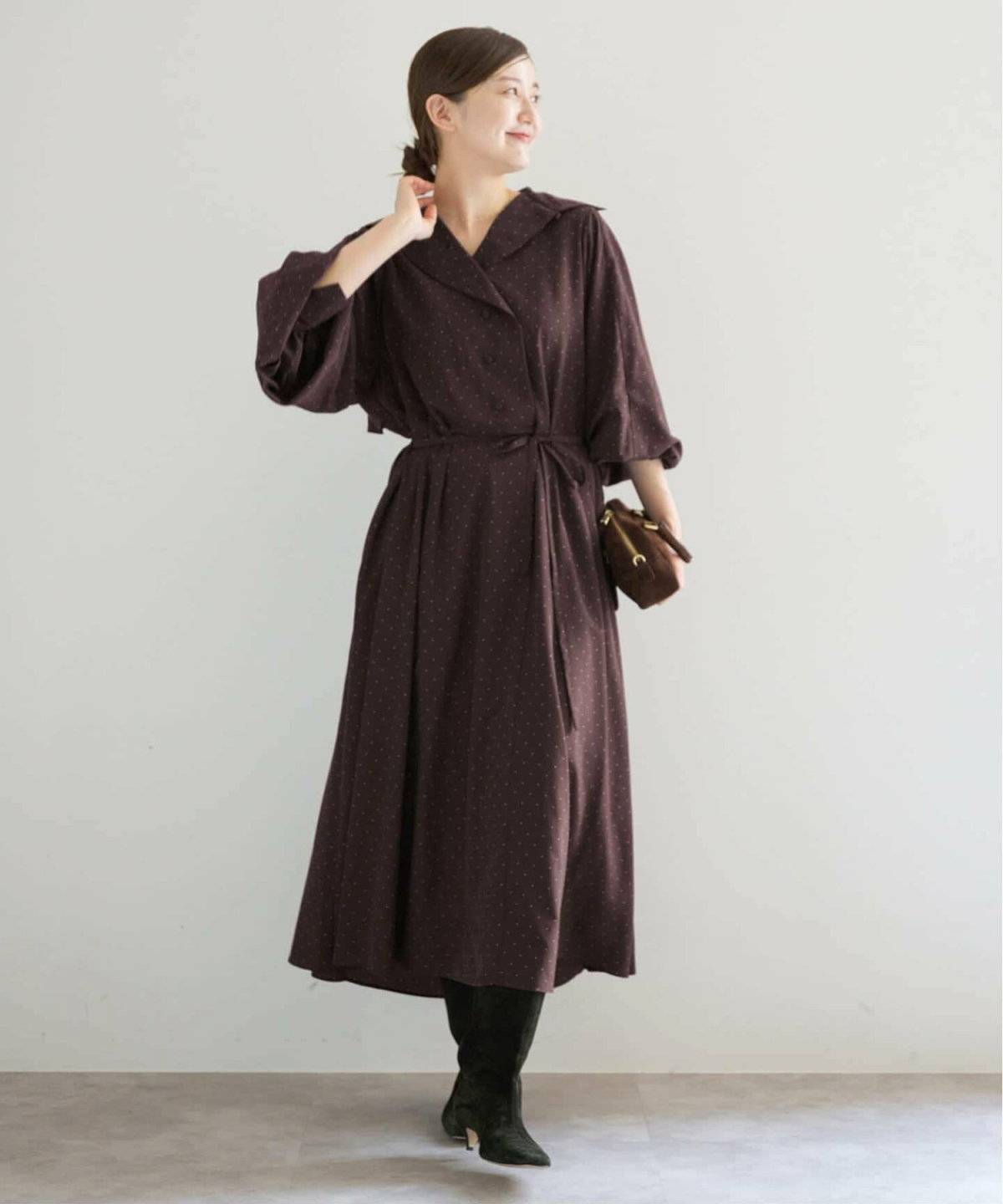 ワンピースコーデの女性