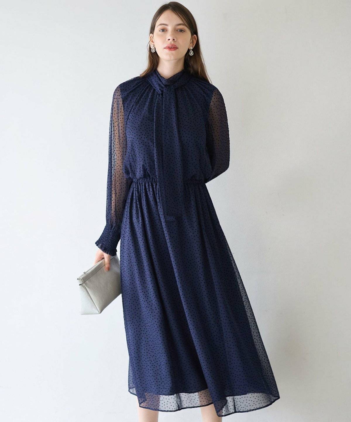 ドレスコーデの女性