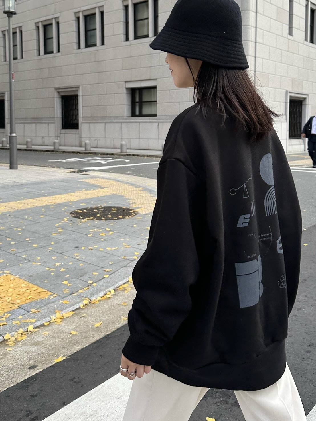 オーバーサイズブラックスウェットのモノトーンコーデ