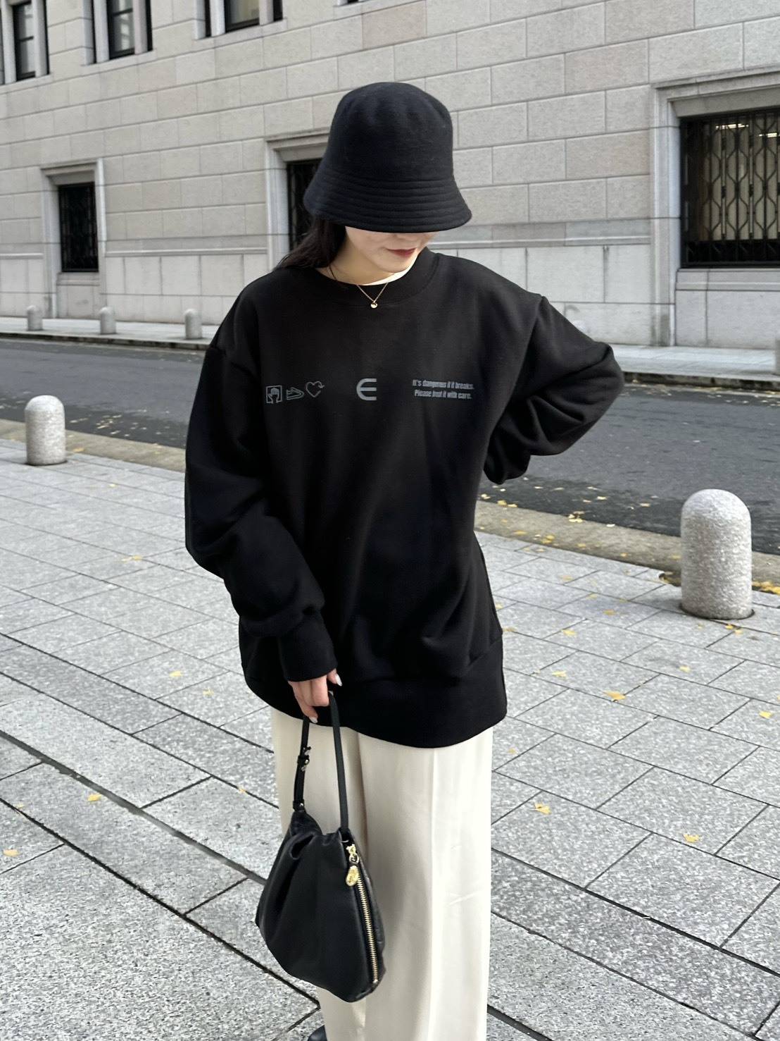 オーバーサイズブラックスウェットのモノトーンコーデ
