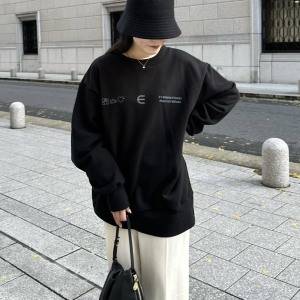 シルエットで差をつける！「オーバーサイズ ブラックスウェット」で大人の洗練カジュアルコーデ