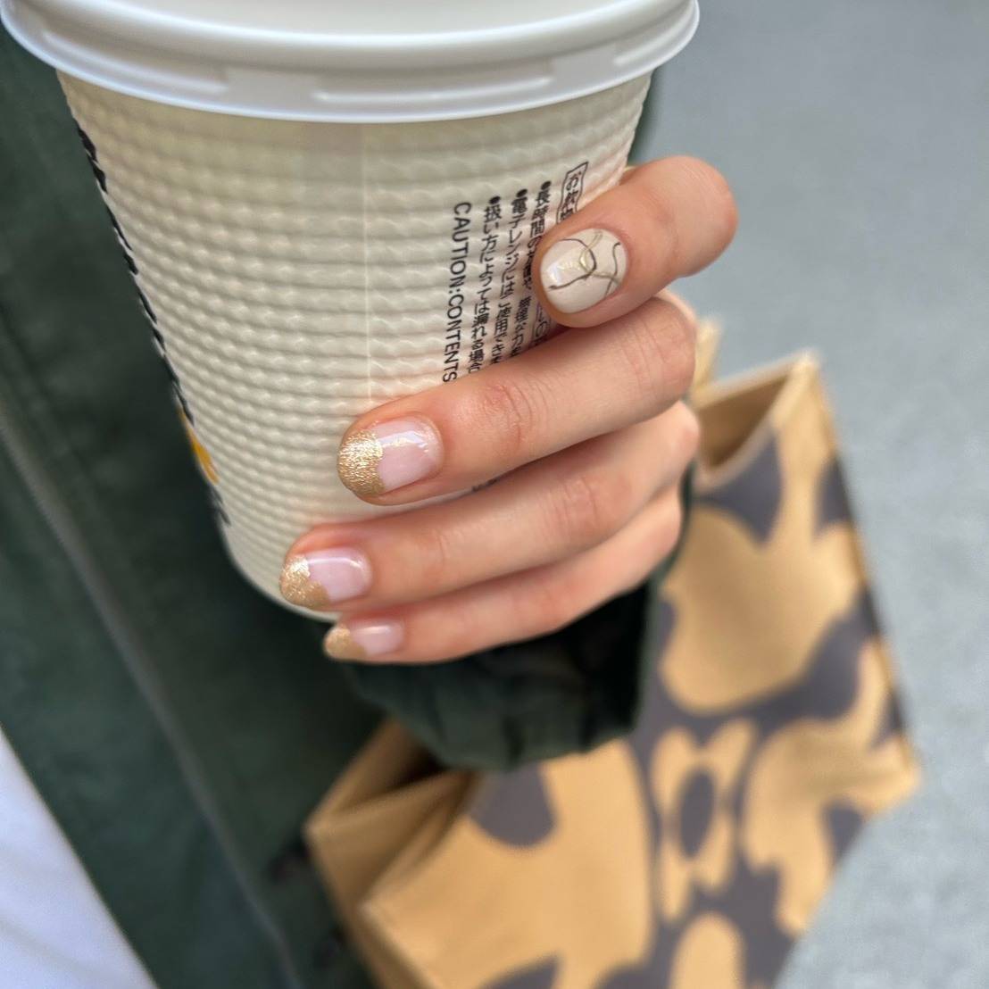 ニュアンスのゴールドネイル