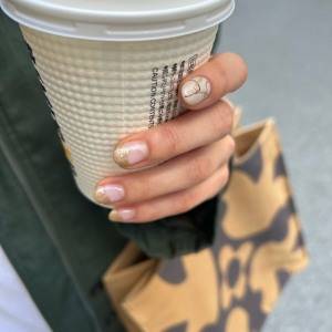 上品な輝きがトレンド♡「ニュアンスゴールド」で魅せる大人の秋ネイル