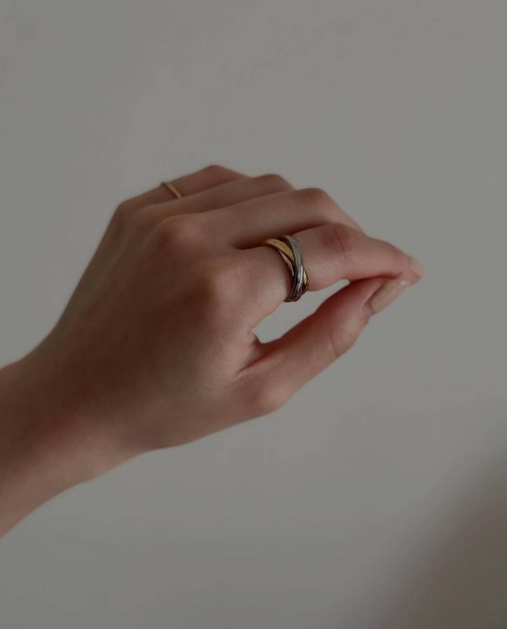 3連リングをつけた手