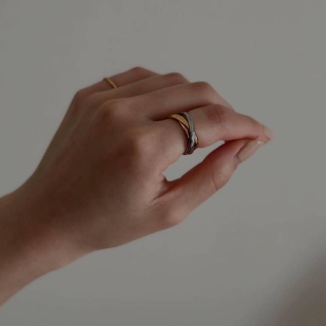 3連リングをつけた手