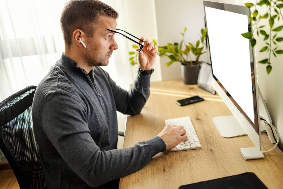 仕事中に眼鏡をかける男性