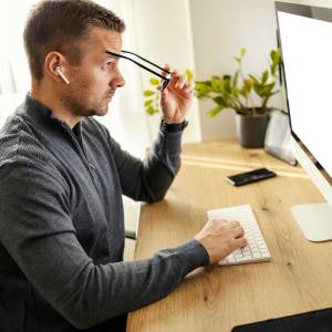 実はめちゃめちゃモテます。ミステリアスな40代50代男性の仕草5選
