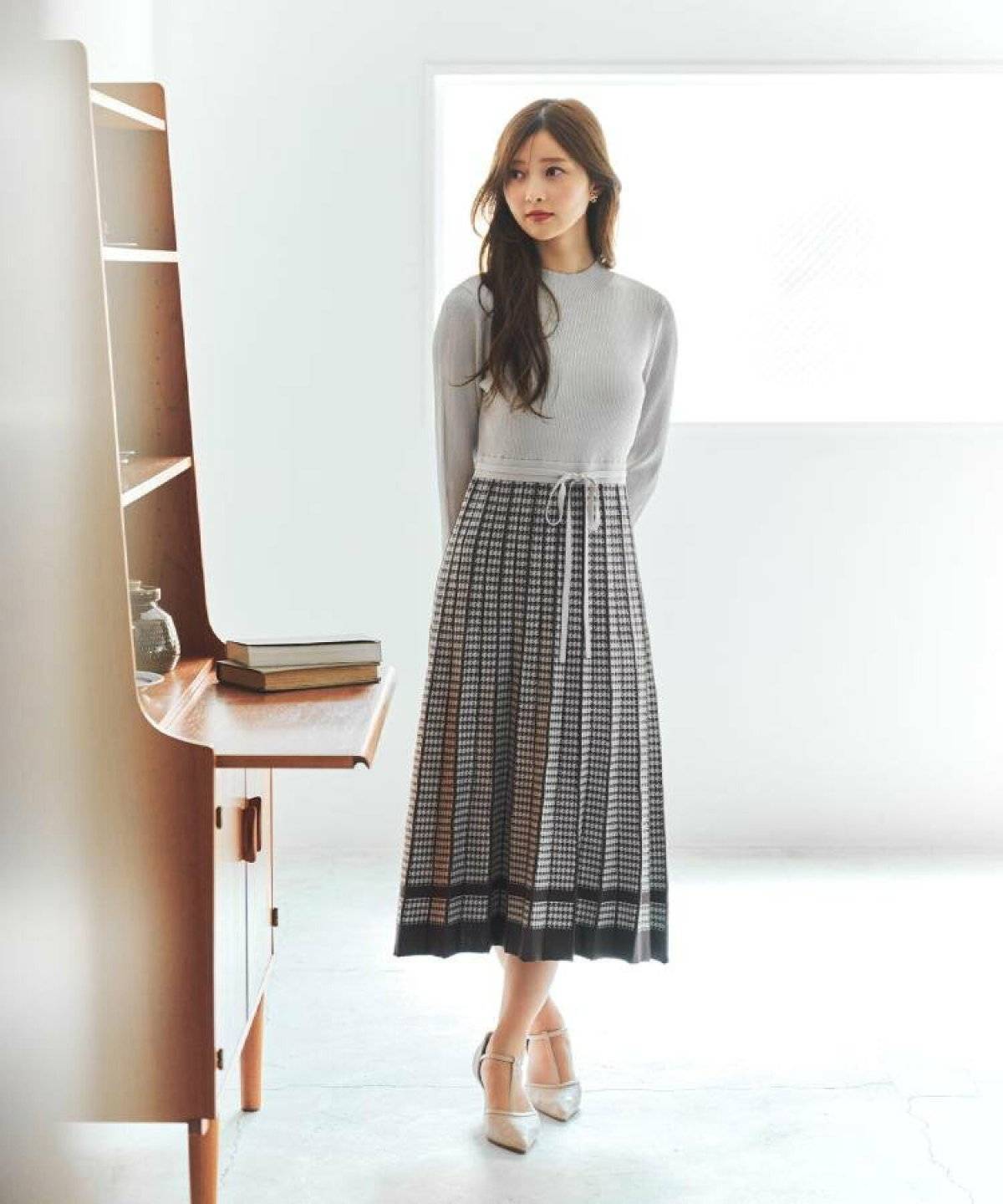 ニットワンピースを着た女性