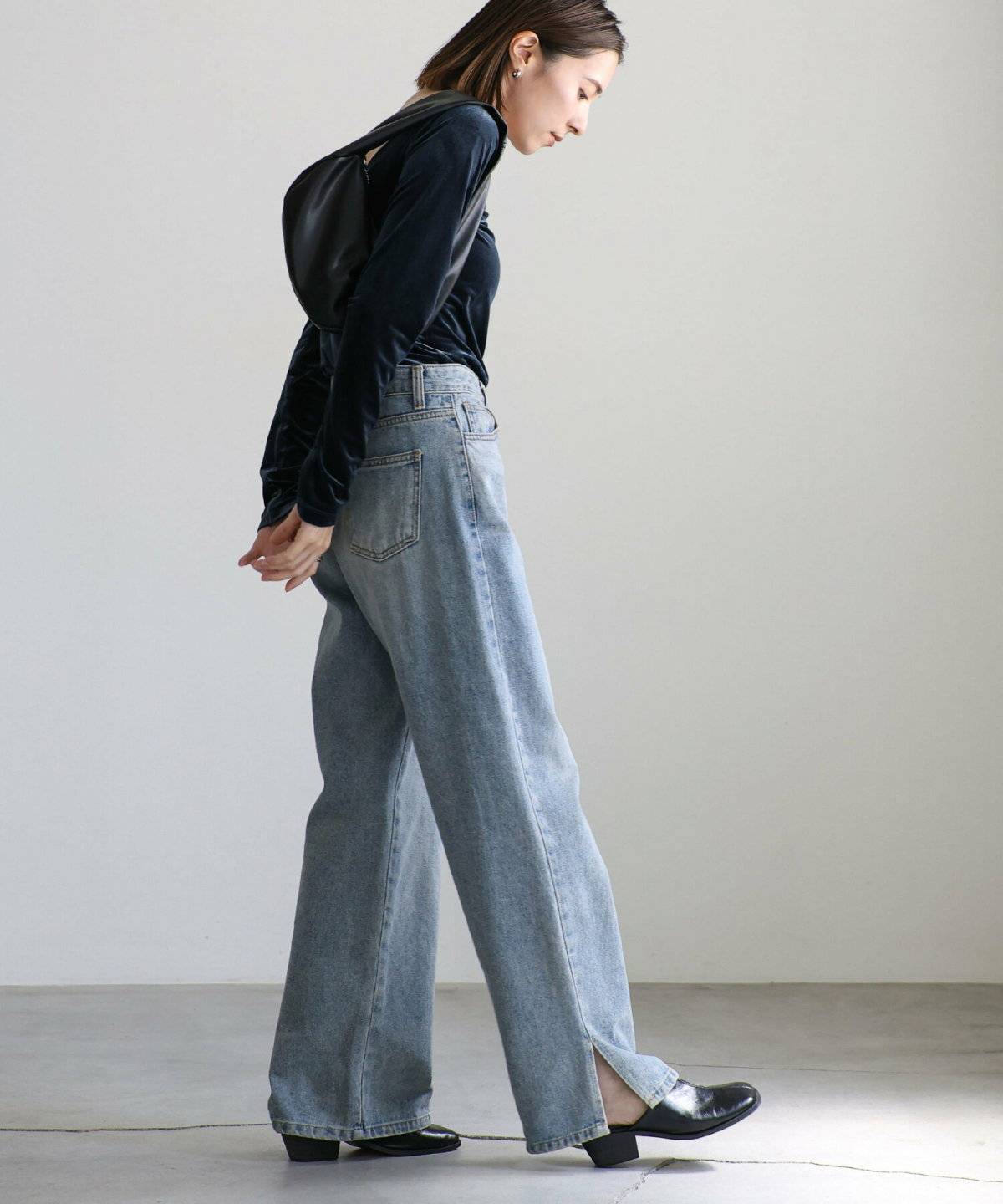 トップスにデニムを合わせた女性